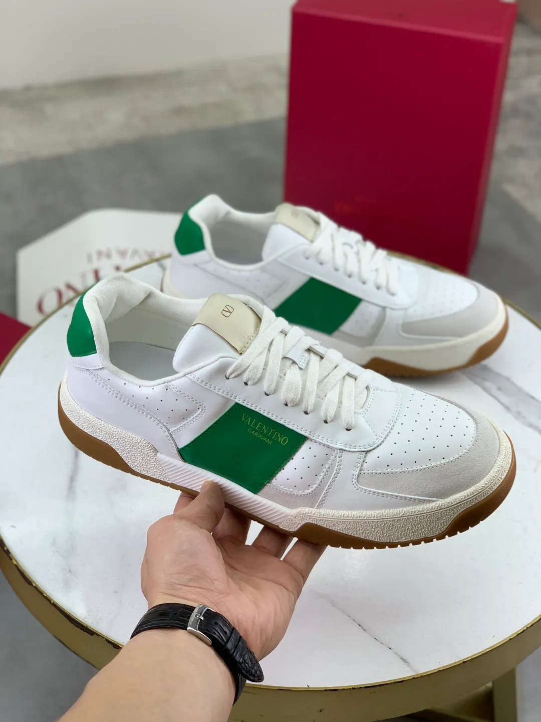 Men's men's shoes 💰P660 new top version of Valentino couple's bread shoes! Valentino Joie de Jouer series Velcro thick sole bread shoes couple style casual sports shoes white shoes original purchase development and production Joie de Jouer series simple style without losing style. The pure white base is paired with fresh green and soft beige, and the unique Velcro design highlights your personality. Every detail tells fashion and quality, wear it, take a confident step, and start the trend journey ✔️Fabric: Original customized imported first-layer cowhide ✔️Inner lining: Original customized soft sheepskin lining ✔️Outsole: Original molded non-slip TPU material ✔️Sole thickness: 3.5CM ✔️Size: Women's 35-41 Men's 38-46 (38. Male, 41 female, 46 non-refundable